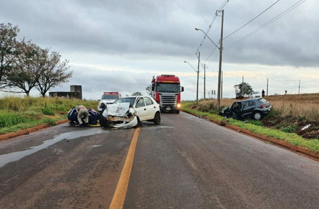 Colisão entre carros deixa duas pessoas feridas em Londrina
