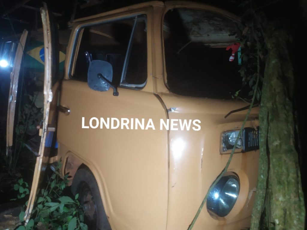 Kombi que transportava família cai em ribanceira em Londrina