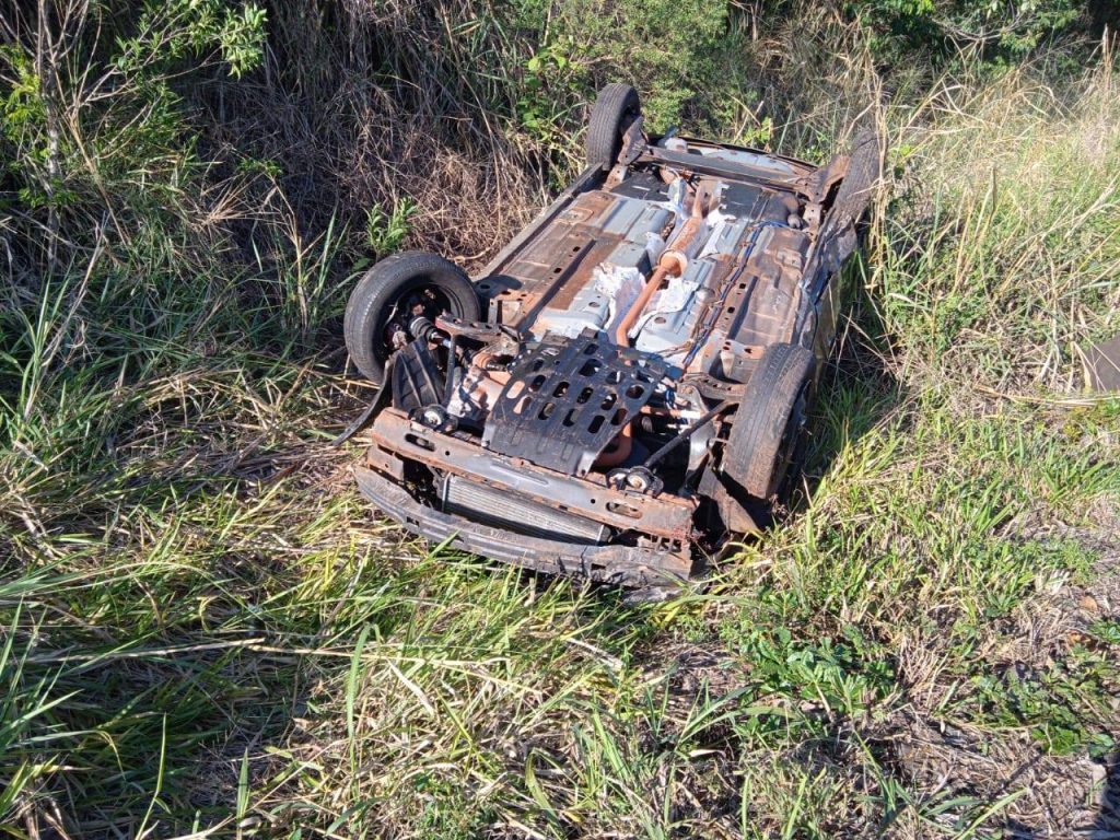 Mãe e filhos sofrem ferimentos leves em capotamento na rodovia PR-180