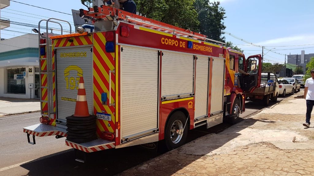 Fogo atinge mato em lote baldio na Região Central e Corpo de Bombeiros é mobilizado