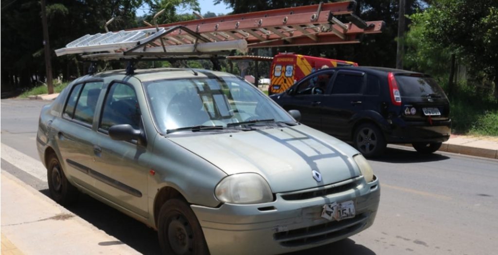Carro e moto batem em cruzamento no Bairro Contorno, em Ponta Grossa