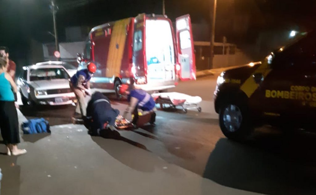 Jovem de 18 anos fica gravemente ferido ao ser atropelado por carro na Rua Ipanema