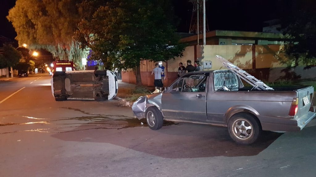 Palio capota em grave acidente no Bairro Maria Luíza