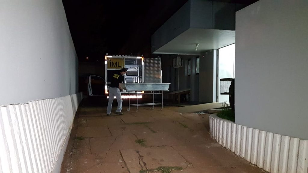 Corpo de jovem morto a facadas é levado ao IML de Cascavel