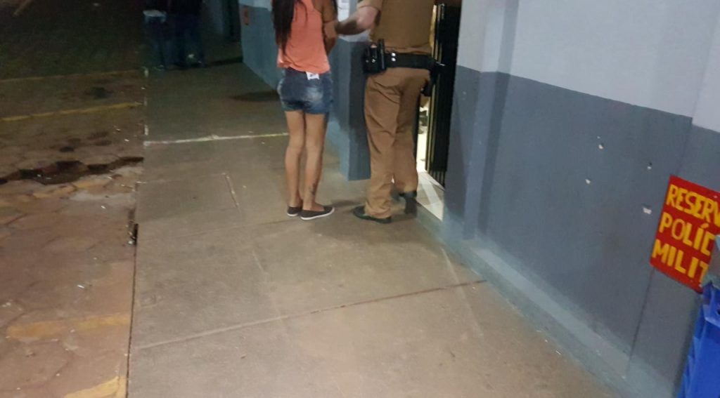 Jovem de 26 anos é detida ao deixar quatro filhos sozinhos em casa de madrugada