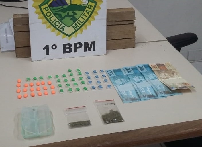 Em patrulhamento, PM prende cinco pessoas por tráfico de drogas