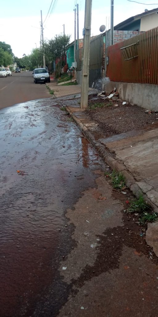 Intenso vazamento de água é registrado no Parque dos Ipês