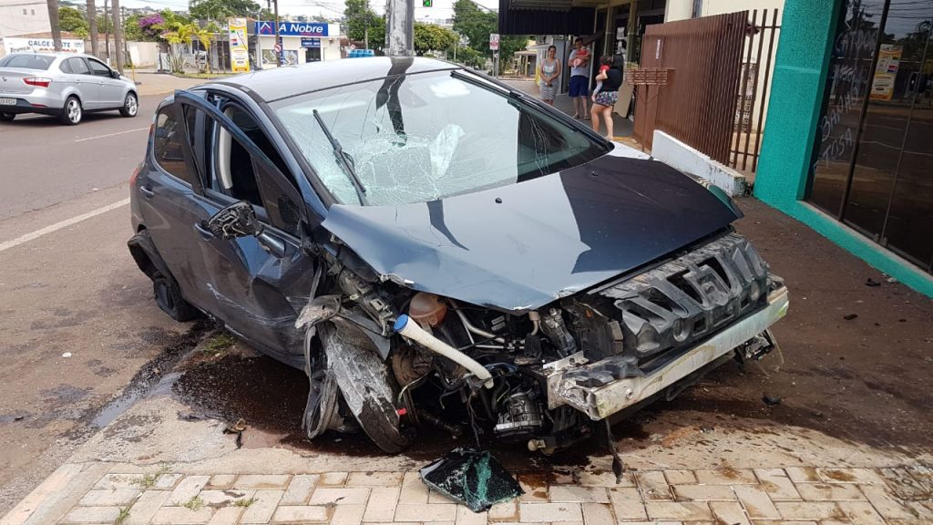Motorista perde controle, atinge ponto de ônibus e atropela pedestre no Alto Alegre