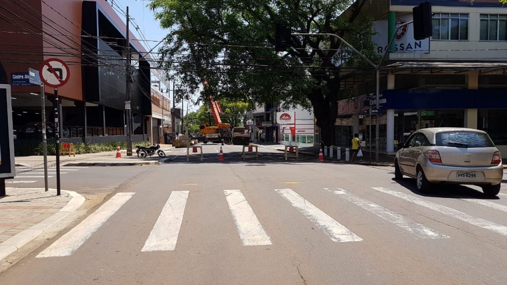 Rua Paraná está interditada entre a Castro Alves e a Visconde de Guarapuava