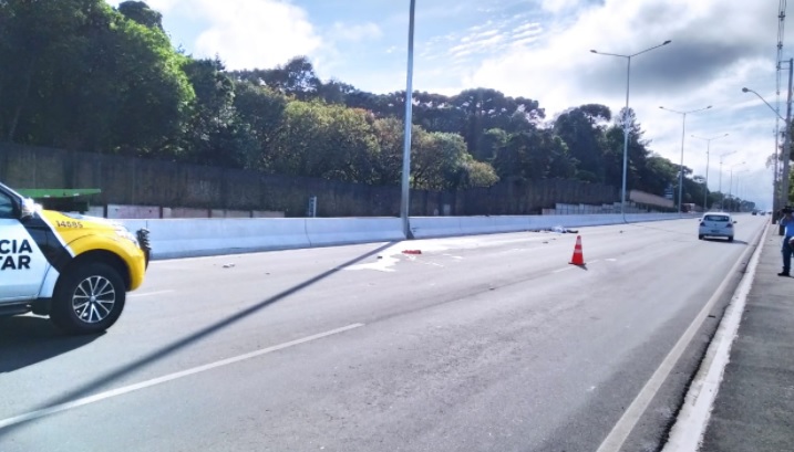 Motociclista morre após passar por cima de pneu e ser jogado contra poste