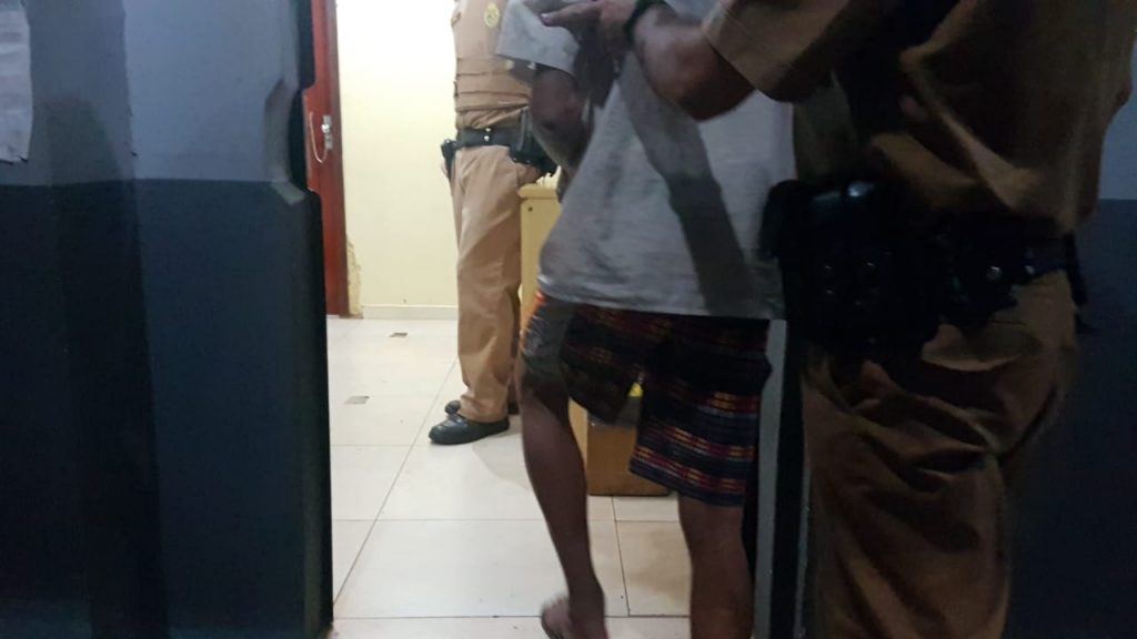 Homem é preso pela UPS Norte acusado de agredir mulher com soco no rosto no Bairro Morumbi