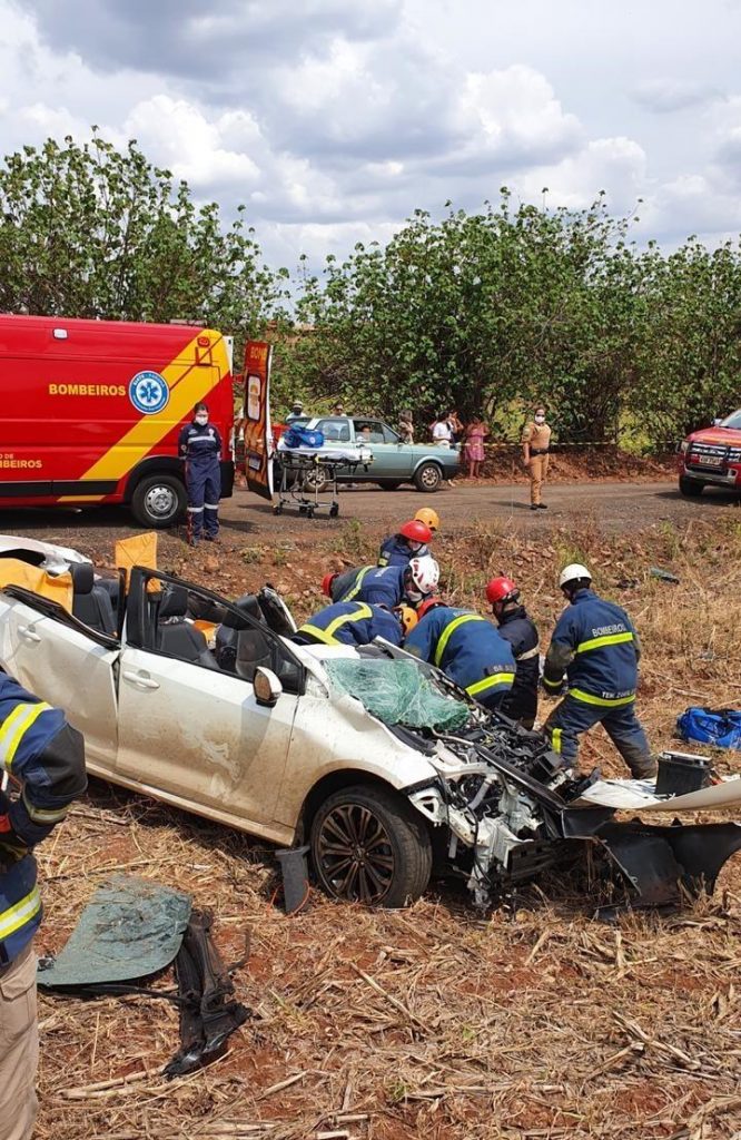 Homem fica gravemente ferido em capotamento de veículo no interior de Maringá