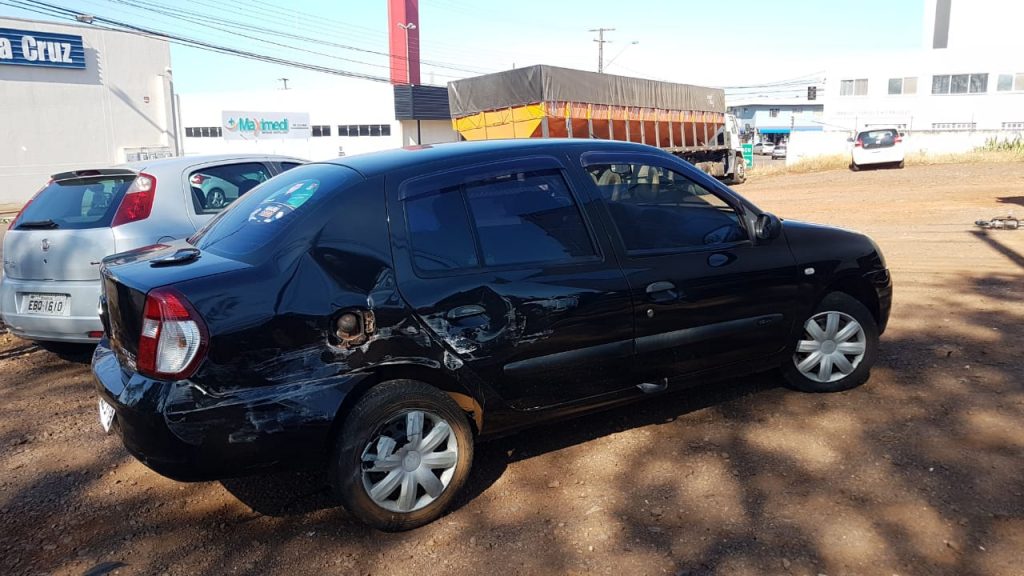 Caminhão e Renault Clio batem em cruzamento no Bairro Maria Luíza