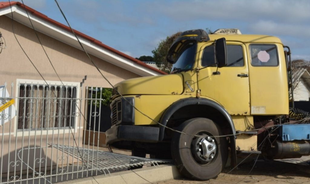 Caminhão quebra poste e quase atinge casa em Ponta Grossa