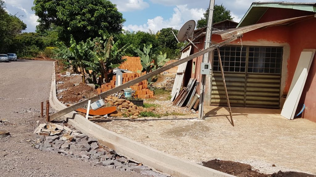 Poste cai, atinge parte de cobertura de casa e deixa moradora sem luz, no Jardim Aclimação