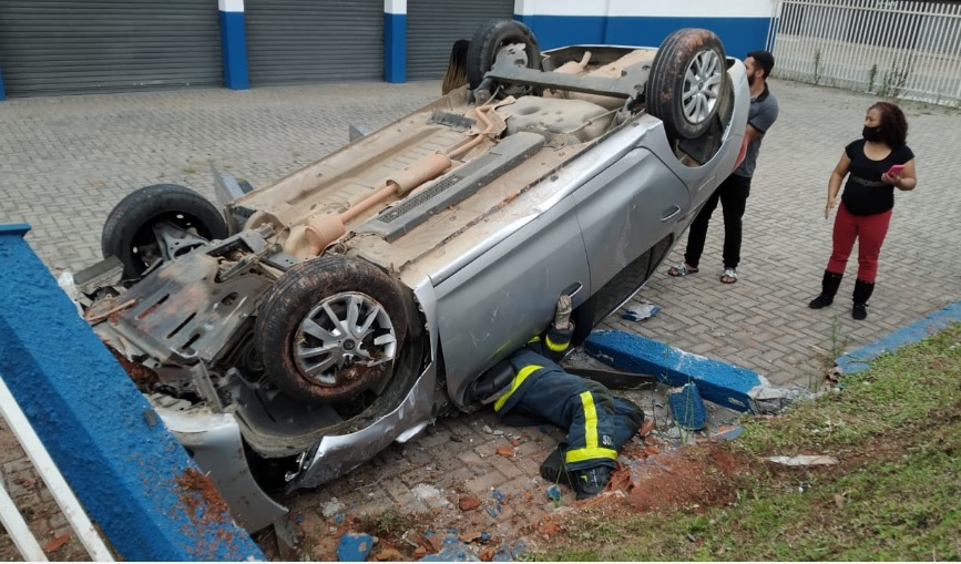 Motorista capota carro ao desviar de cachorro e fica ferido