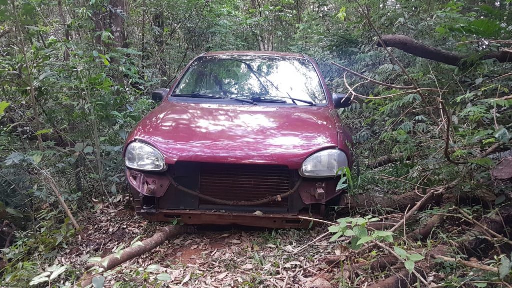Corsa furtado é localizado em estrada rural próximo da PR-486