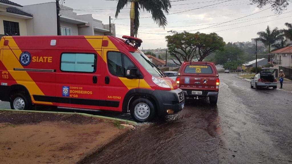 Mulher cai ao secar calçada e precisa ser socorrida no Parque São Paulo