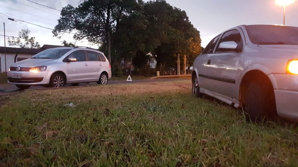 Carros se envolvem em colisão próximo ao Ceasa, em Cascavel