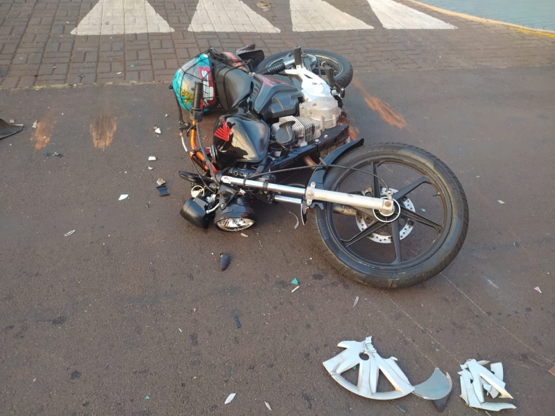 Automóvel e motocicleta se envolvem em acidente no Jardim Gisela