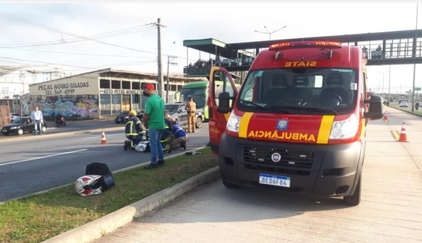 Homem é atropelado por carro e sofre fratura exposta na perna