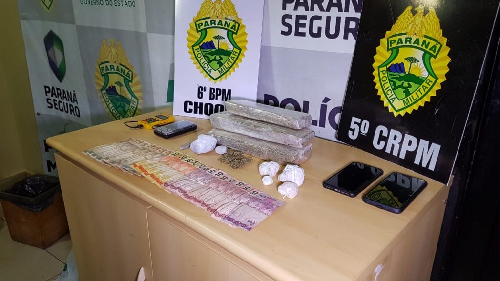 Dupla é detida com maconha, crack, dinheiro e máquina de cartão
