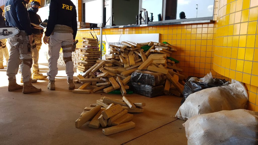 PRF apreende veículos com grande quantidade de maconha na BR-277