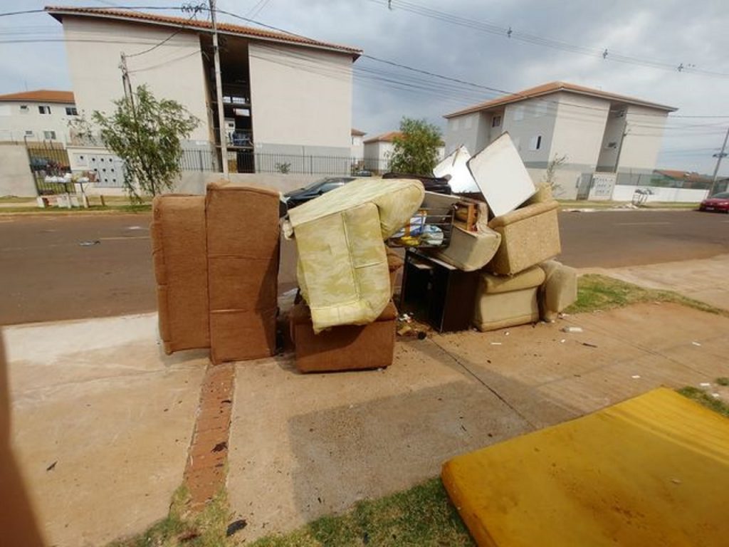 Morador reclama de descarte de móveis na rua no Bairro Riviera