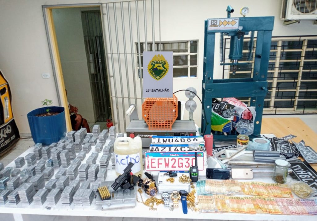 PM descobre fábrica de placas clonadas e prende homem após fuga na RMC