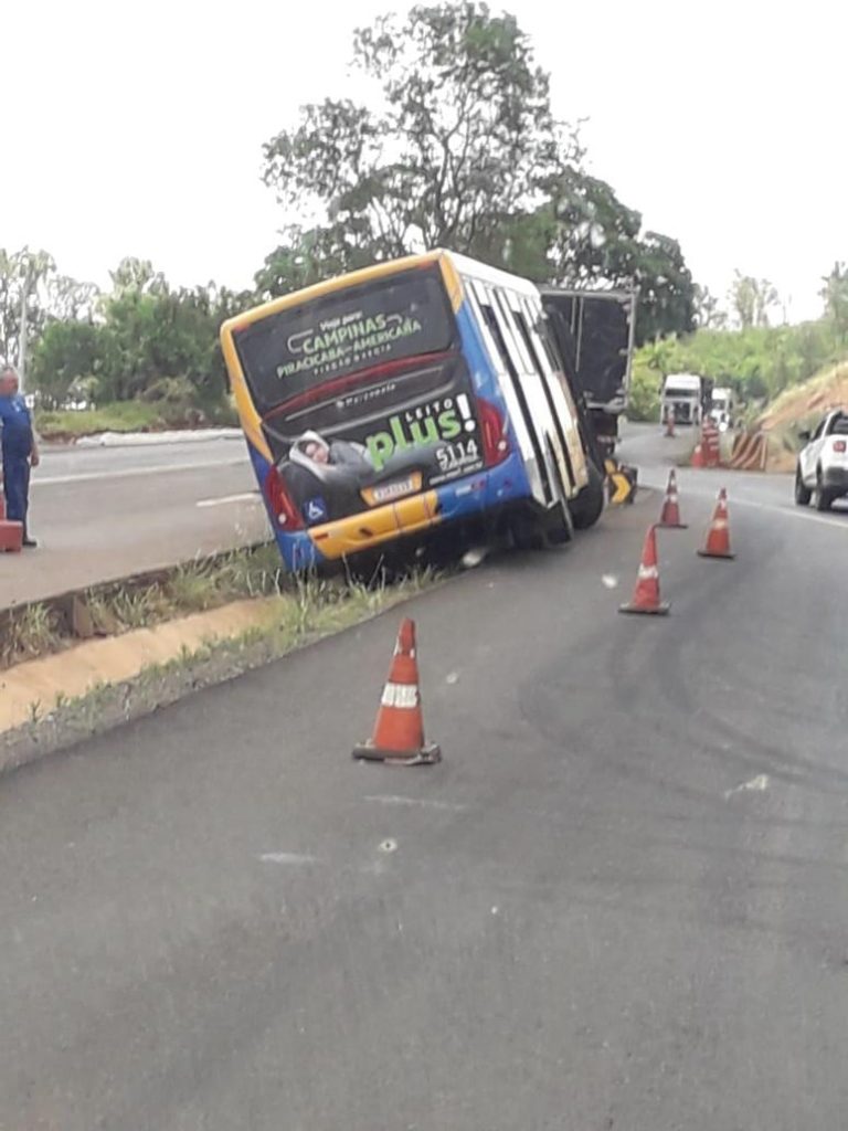 Fechado por outro veículo, motorista cai com ônibus em canaleta de escoamento de água às margens da PR-445