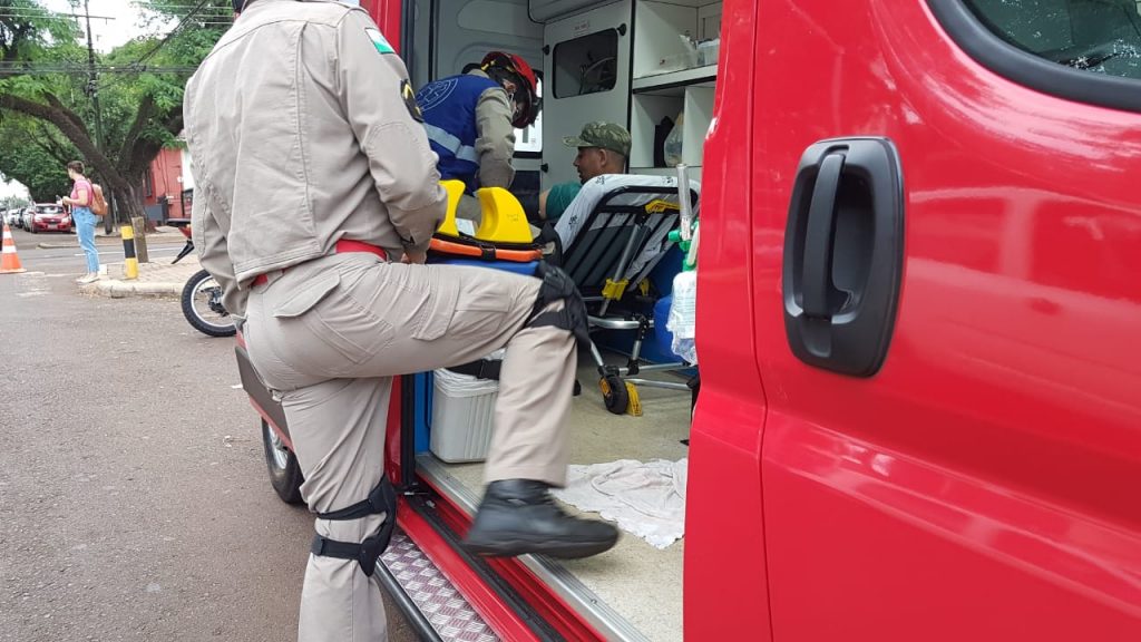 Motociclista é socorrido em acidente na Rua Paraná