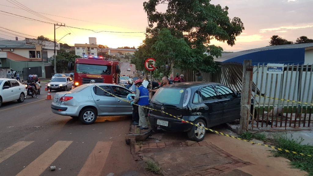 Dois carros se envolvem em grave colisão no Bairro Brasmadeira
