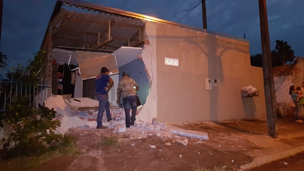 Caminhão desce via e vai parar em parede de residência no Interlagos