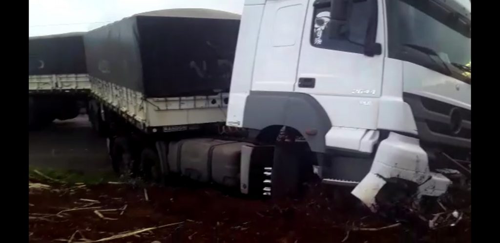 Carreta atravessa na pista e interditada a BR-163