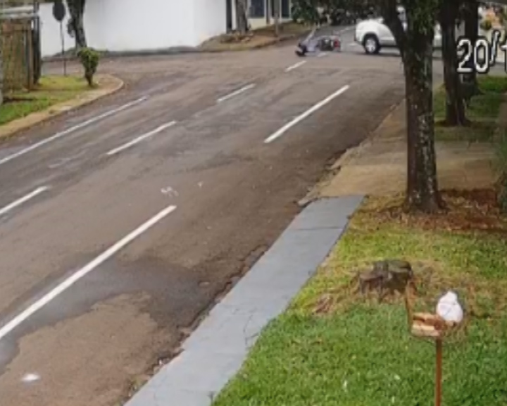 Vídeo mostra acidente entre moto e caminhonete no Bairro Neva