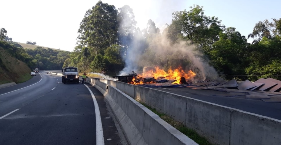 Caminhão tomba e pega fogo na BR-376 em Tibagi