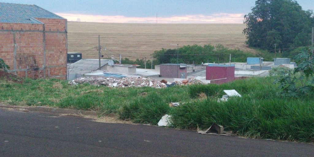 Moradora reclama do descarte de lixo em terreno do Bairro Esmeralda