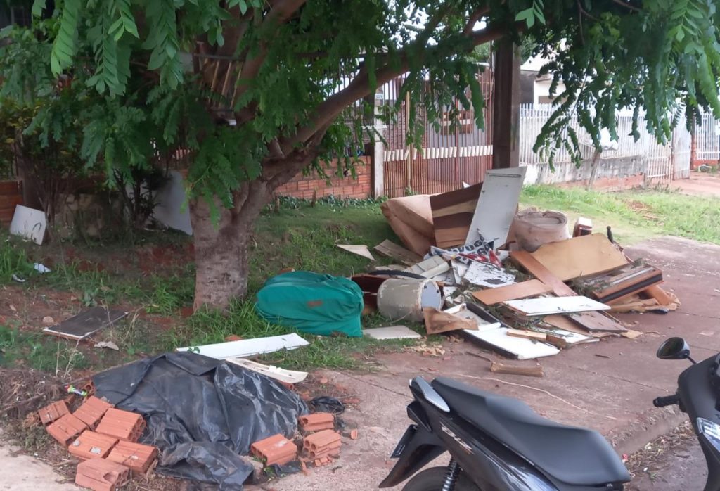 Lixo descartado às margens da via causa transtornos no Santa Cruz