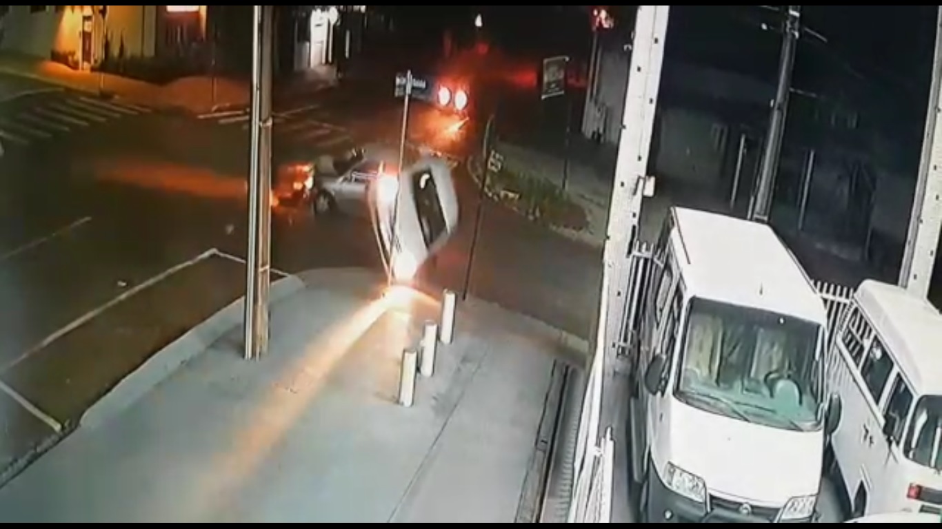 Vídeo mostra momento em que carro avança preferencial, provoca colisão e ainda capota
