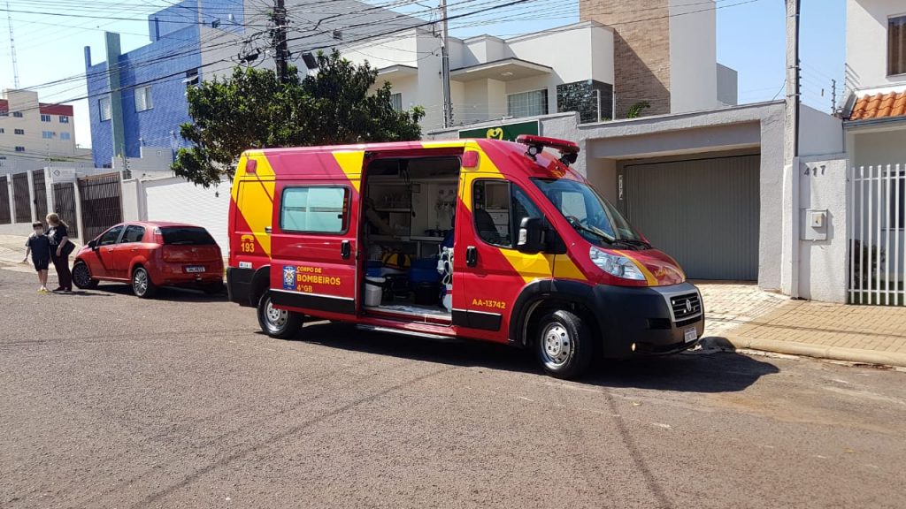 Mulher é socorrida pelo Corpo de Bombeiros na Rua Belo Horizonte