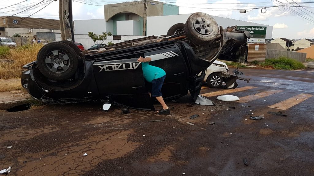 Caminhonete capota em forte colisão no Bairro FAG