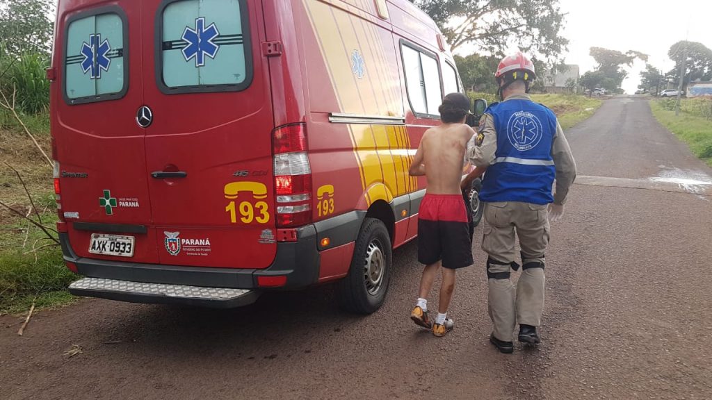 Duas pessoas são socorridas em acidente no Bairro Santa Cruz
