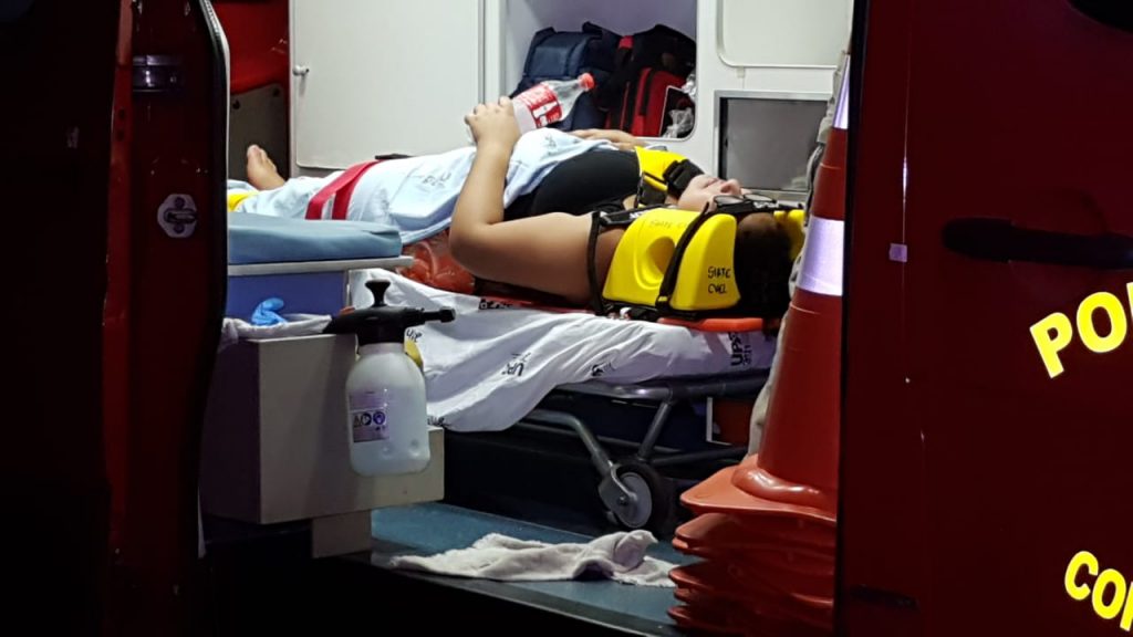Jovem tem suspeita de fratura no tornozelo em queda no Santa Cruz