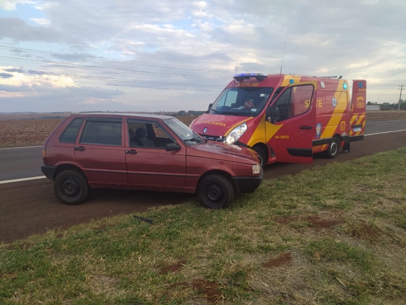Motociclista fica ferida ao ser atingida por carro na PR-239