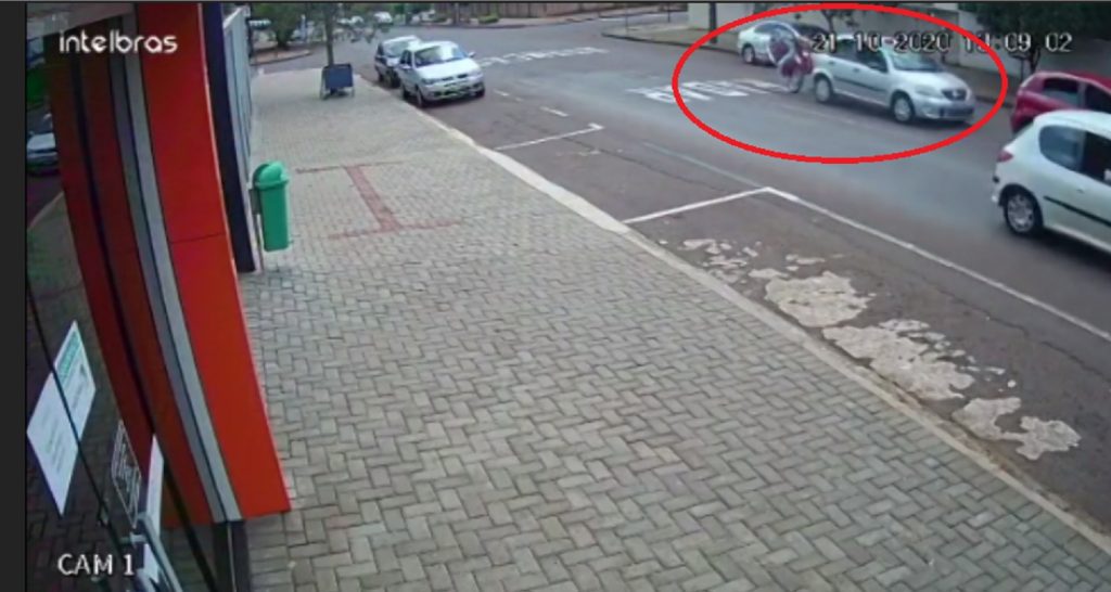 Câmera registra colisão traseira na Rua Vitória, no Bairro Neva