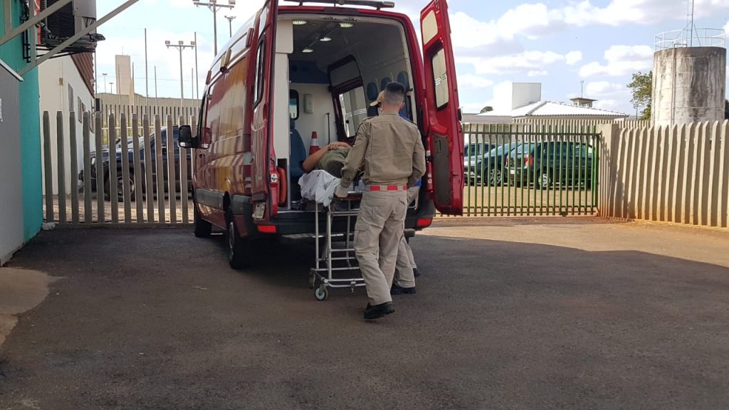 Homem é socorrido após sofrer queda de maquinário em empresa às margens da BR-277