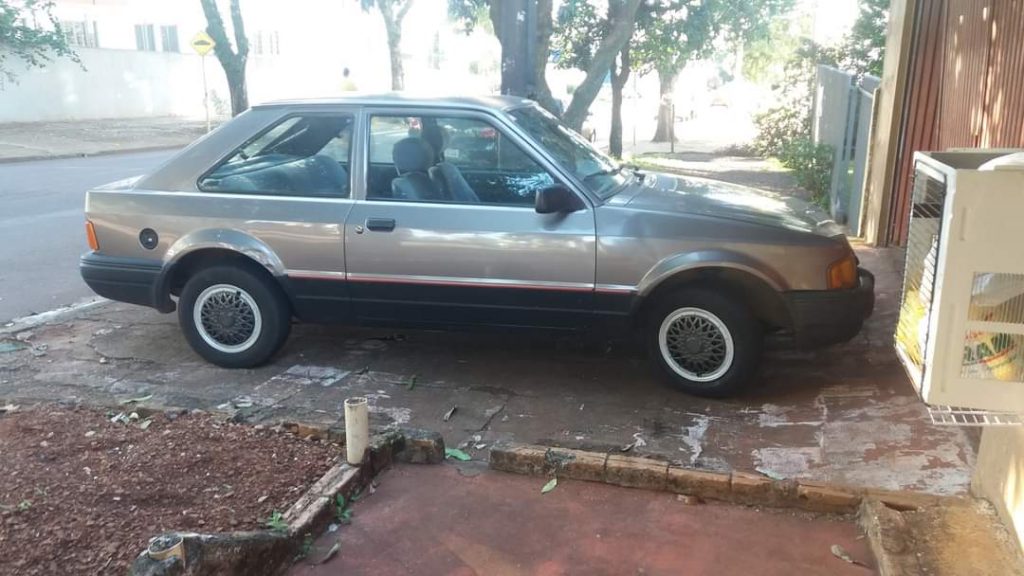 Escort é furtado por criminosos no Bairro Claudete