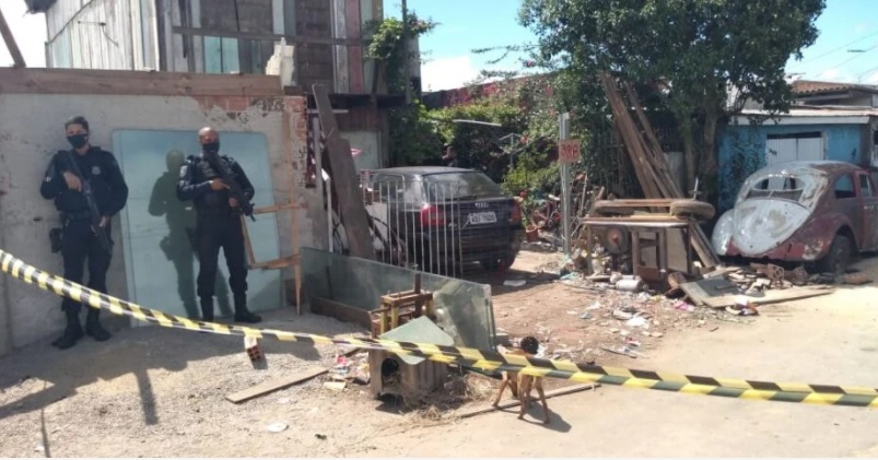 Mulher e crianças são feitas reféns e suspeito morre em confronto com a polícia