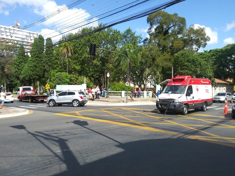 Ambulância do Samu e caminhão batem em Ponta Grossa