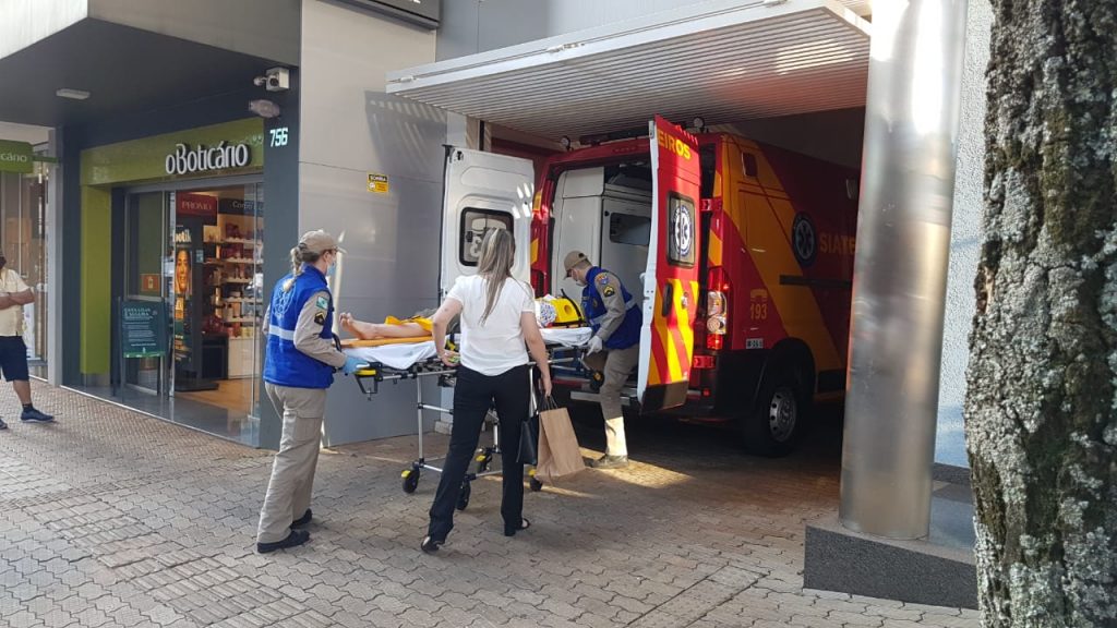 Mulher fica ferida ao cair de escada em clínica no Centro